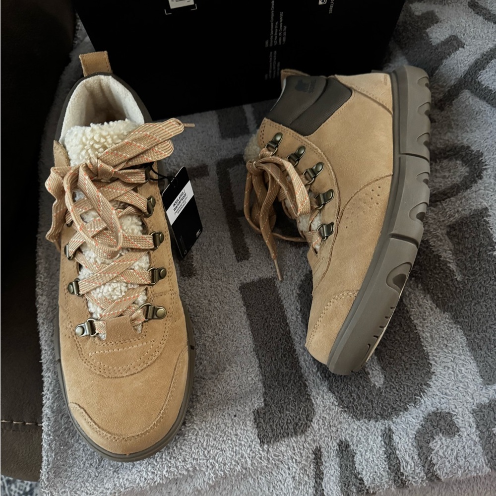 Sorel explorer hiker boot bootie insulated size 10 NWT